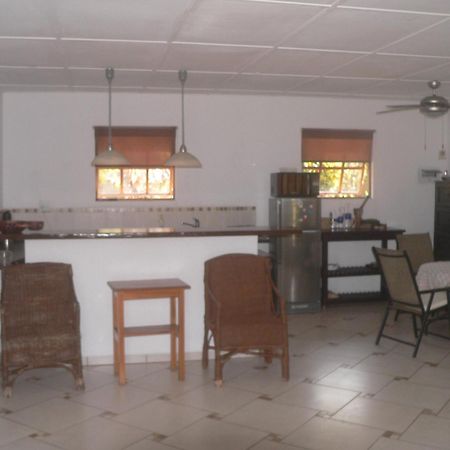 Blue Moon Beach Holiday Resort إنهامبان الغرفة الصورة